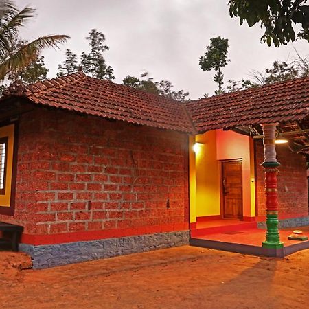 Hotel Allaranda Homestay Madikeri Buitenkant foto