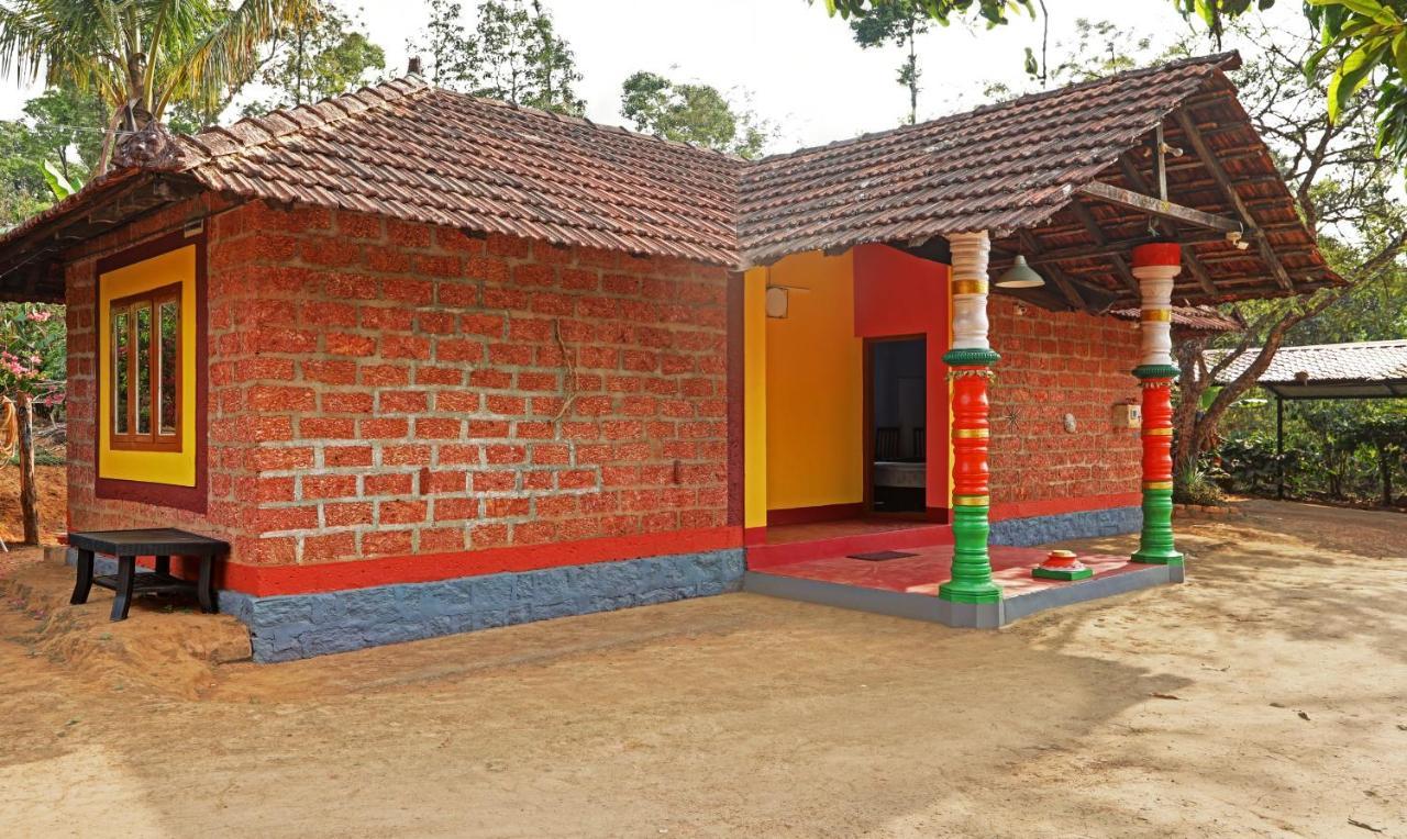 Hotel Allaranda Homestay Madikeri Buitenkant foto