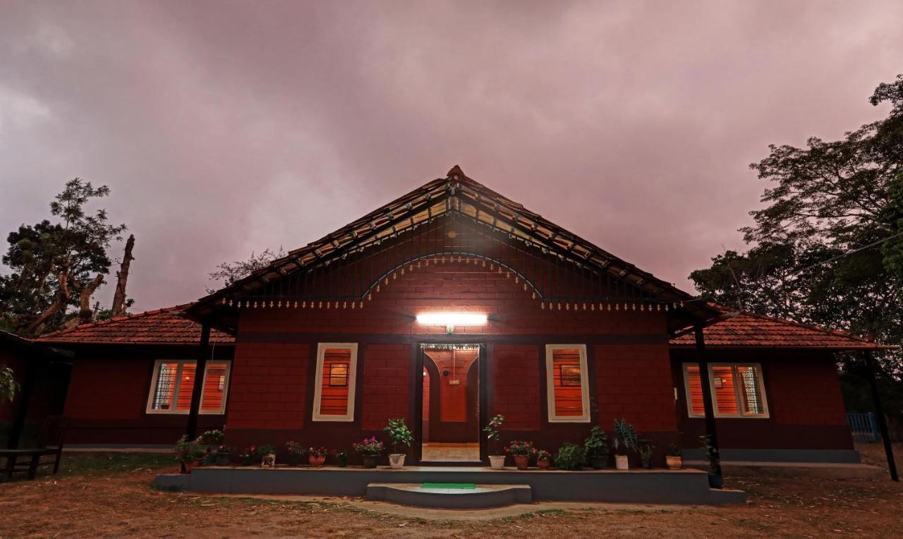 Hotel Allaranda Homestay Madikeri Buitenkant foto