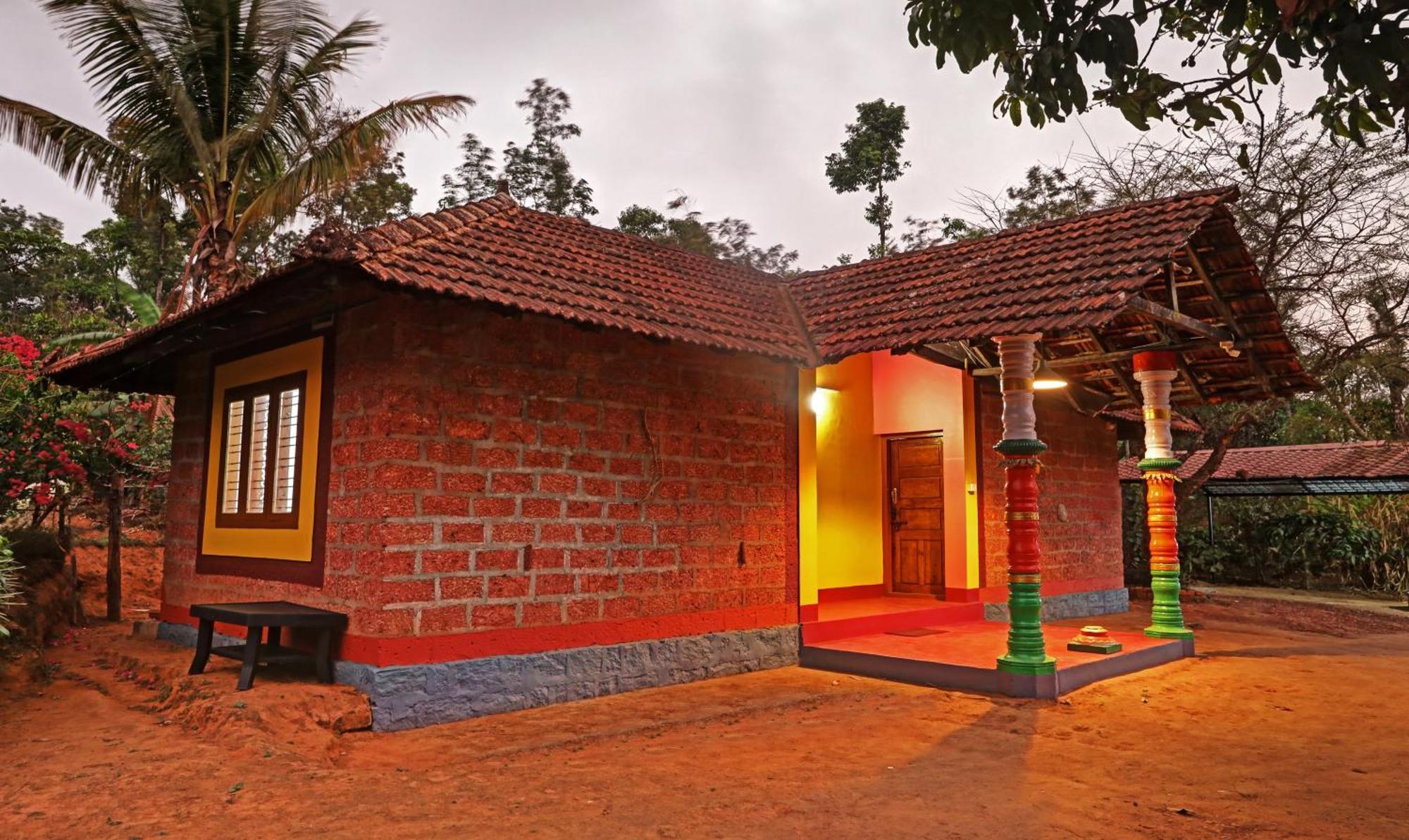 Hotel Allaranda Homestay Madikeri Buitenkant foto